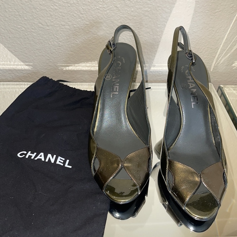 CHANEL HEELS NEW  38.5 PATENT‎ LEATHER METALLIC OLIVE GREEN 🫒 CHANEL DUST BAG - Picture 16 of 17